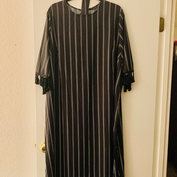 ✨LAST CHANCE✨ Black and white striped dress with tassels - Picture 3 of 5